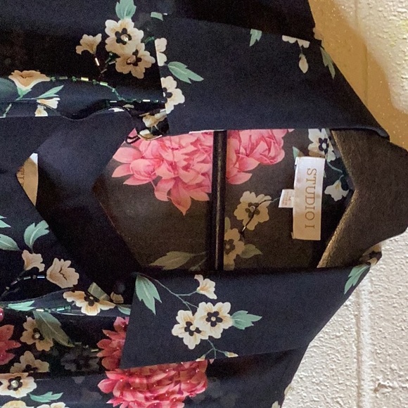 Gorgeous two piece Studio I dainty top with matching jacket for day or evening. - Picture 9 of 12